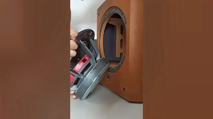 Por dentro do subwoofer B&W ASW-825 de 1.000w RMS.